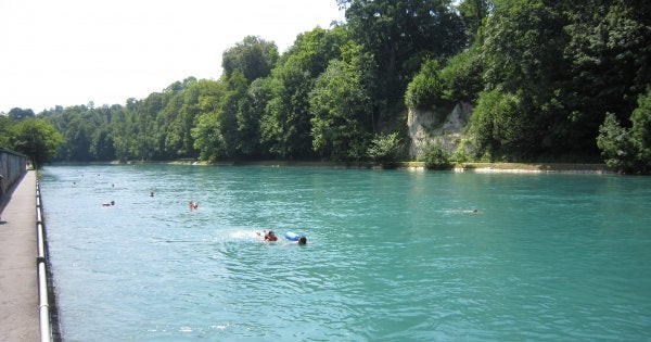 Αυτός ο άνδρας κολυμπάει καθημερινά 2χλμ. για να πάει στη δουλειά του (βίντεο)